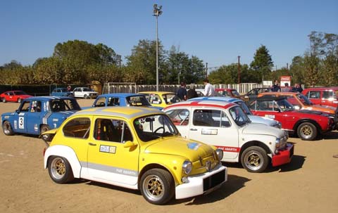 Alguns dels cotxes que el mes passat van participar en l'11a Ruta Turística de Flaçà, organitzada per ACF Clàssics. En primer terme, rèpliques dels espectaculars Fiat-Abarth dels anys seixanta. epm1_m