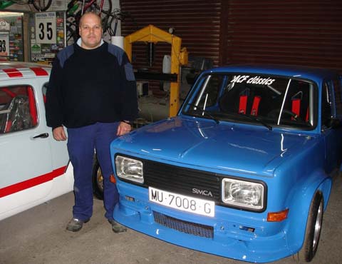 Albert Planchart, president d'ACF Clàssics, al costat d'un Simca 1000 que té en procés de rehabilitació. epm2_m